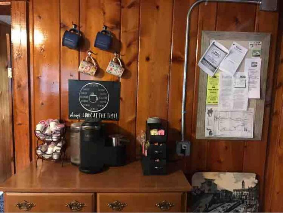 Royce'S Outpost Rustic Cabin Nearby Trails Mio Bagian luar foto